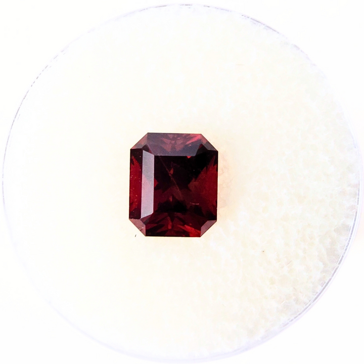 GAR-1009 Garnet, Faceted – Studio JSD